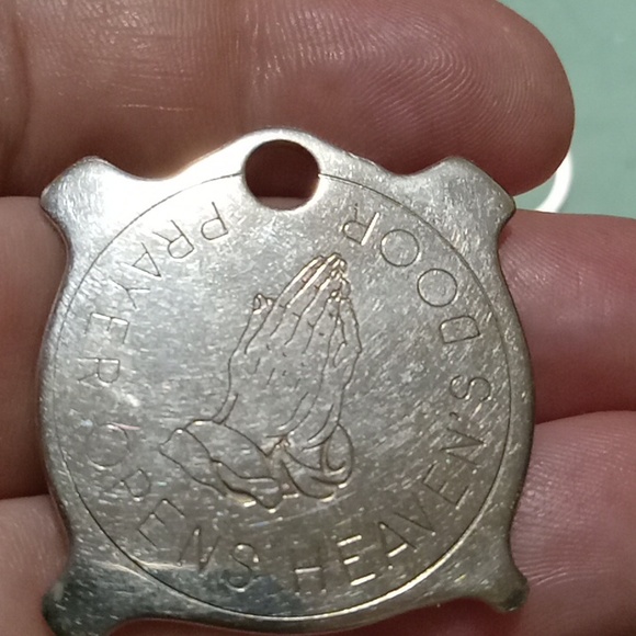 Lot of 9 Vintage Pins Keychains - Picture 8 of 13